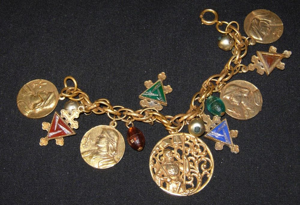 Charm Bracelet Poddle, Love Birds | Vintage charm bracelet, Charm bracelet,  Bird charm